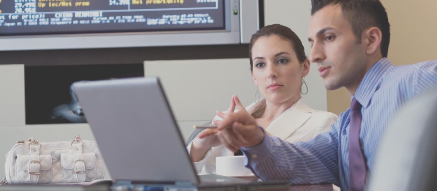 Deelnemer werkt aan budgetoefening op laptop